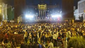 Miles de jóvenes celebran un botellón en la avenida Maria Cristina de Barcelona