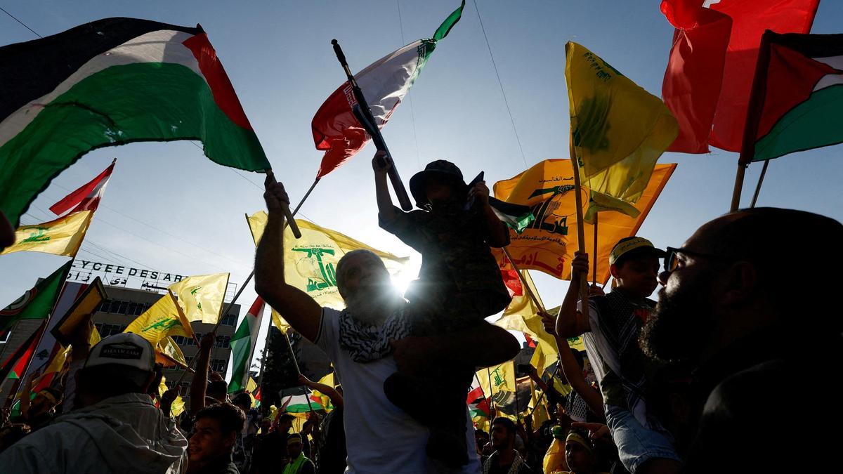 Los partidarios de Hezbollah en el Líbano se reúnen para asistir a una ceremonia en honor a los combatientes muertos en la reciente escalada con Israel, el día del discurso del líder de Hezbollah, Sayyed Hassan Nasrallah, en los suburbios del sur de Beirut, Líbano