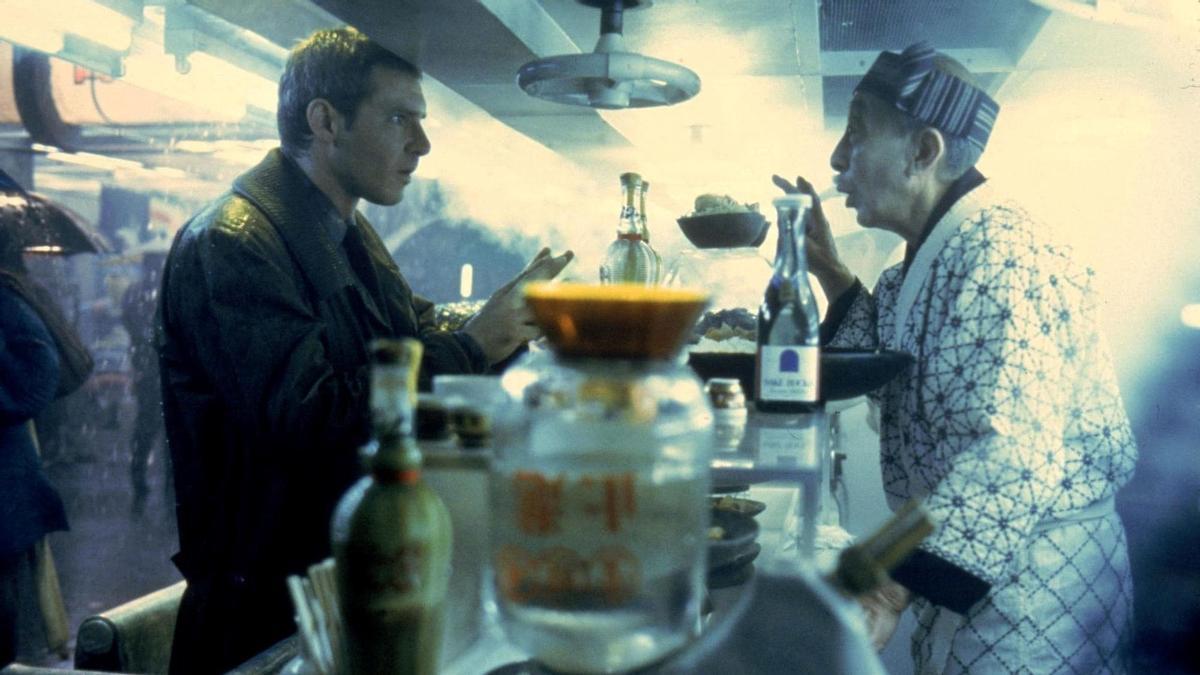 Rick Deckard (Harrison Ford) pide fideos en un puesto de 'street food' en 'Blade runner'.