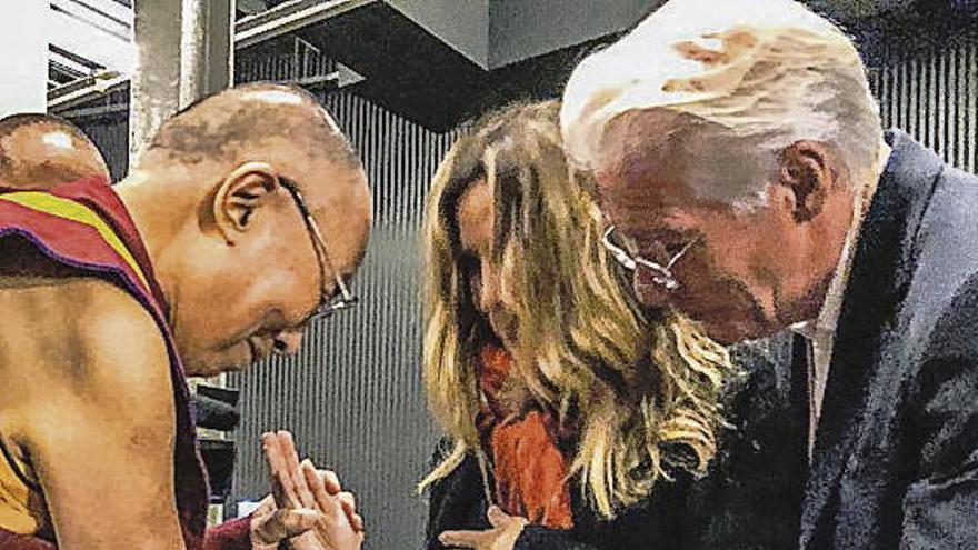 El Dalai Lama bendice al hijo nonato de Richard Gere y Alejandra Silva