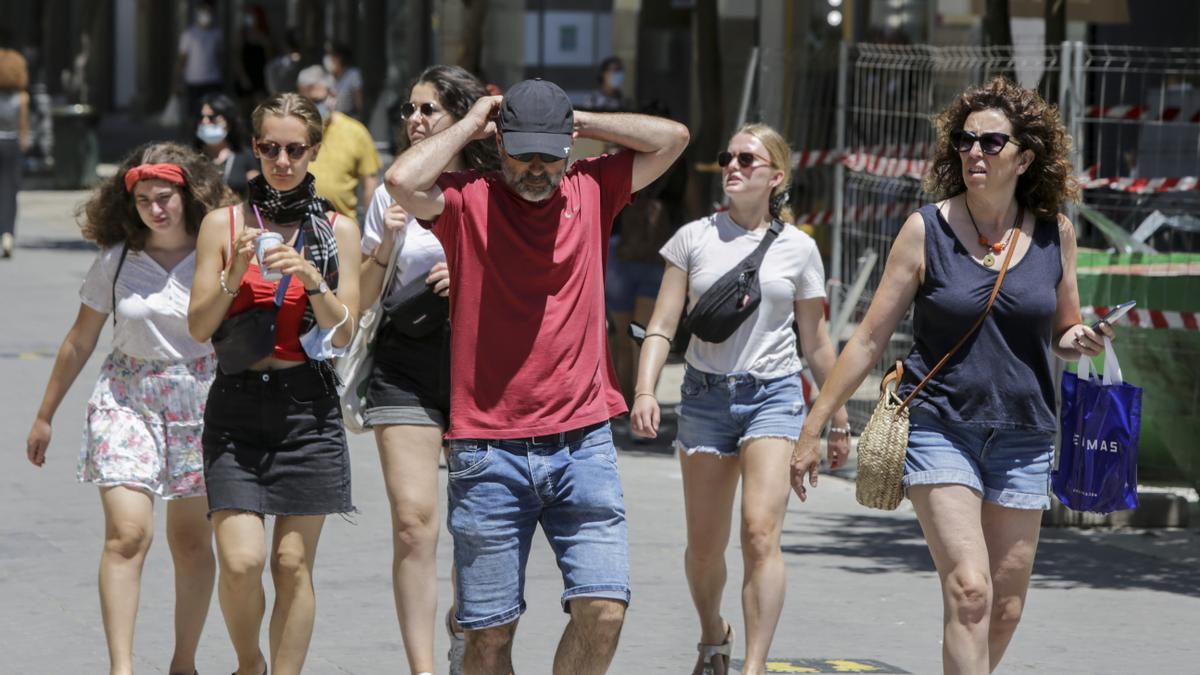 Valencia no se quita la mascarilla en plena calle