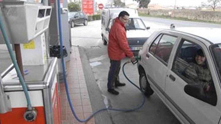 Los combustibles se encarecen hasta un 30% en la región en el último año