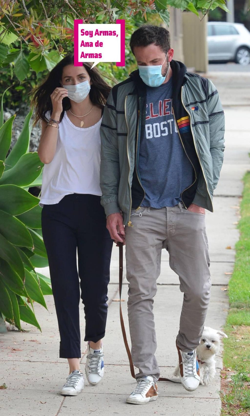Ana de Armas y Ben Affleck paseando a su perro