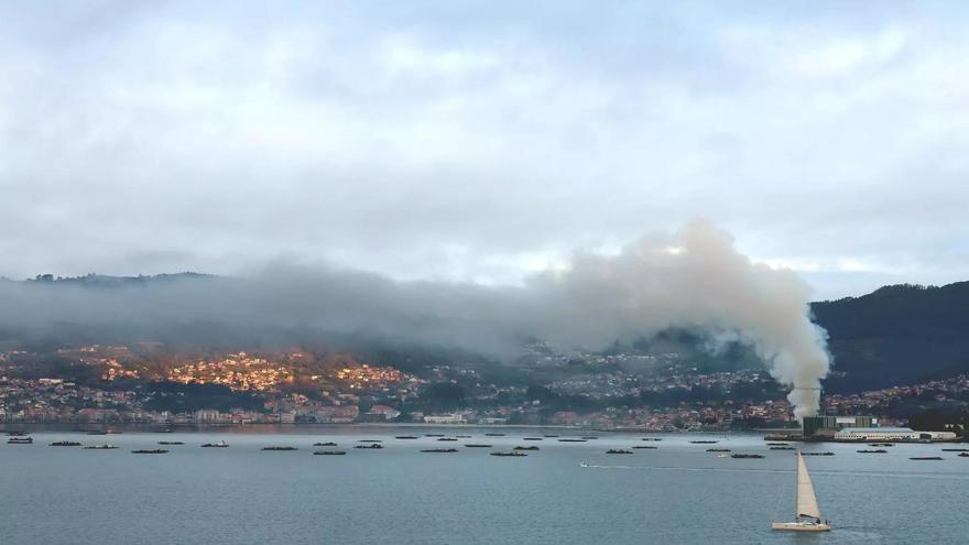 Arde un barco amarrado al muelle del astillero A Xunqueira de Moaña