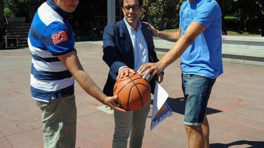 Organizadores del torneo con Luis González de la Ballina // Iñaki Abella