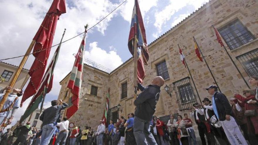 Los miembros de la federación salmantina muestran sus pendones en la Plaza de Viriato, junto al Parador donde tuvo lugar más tarde el acto oficial de entrega de premios