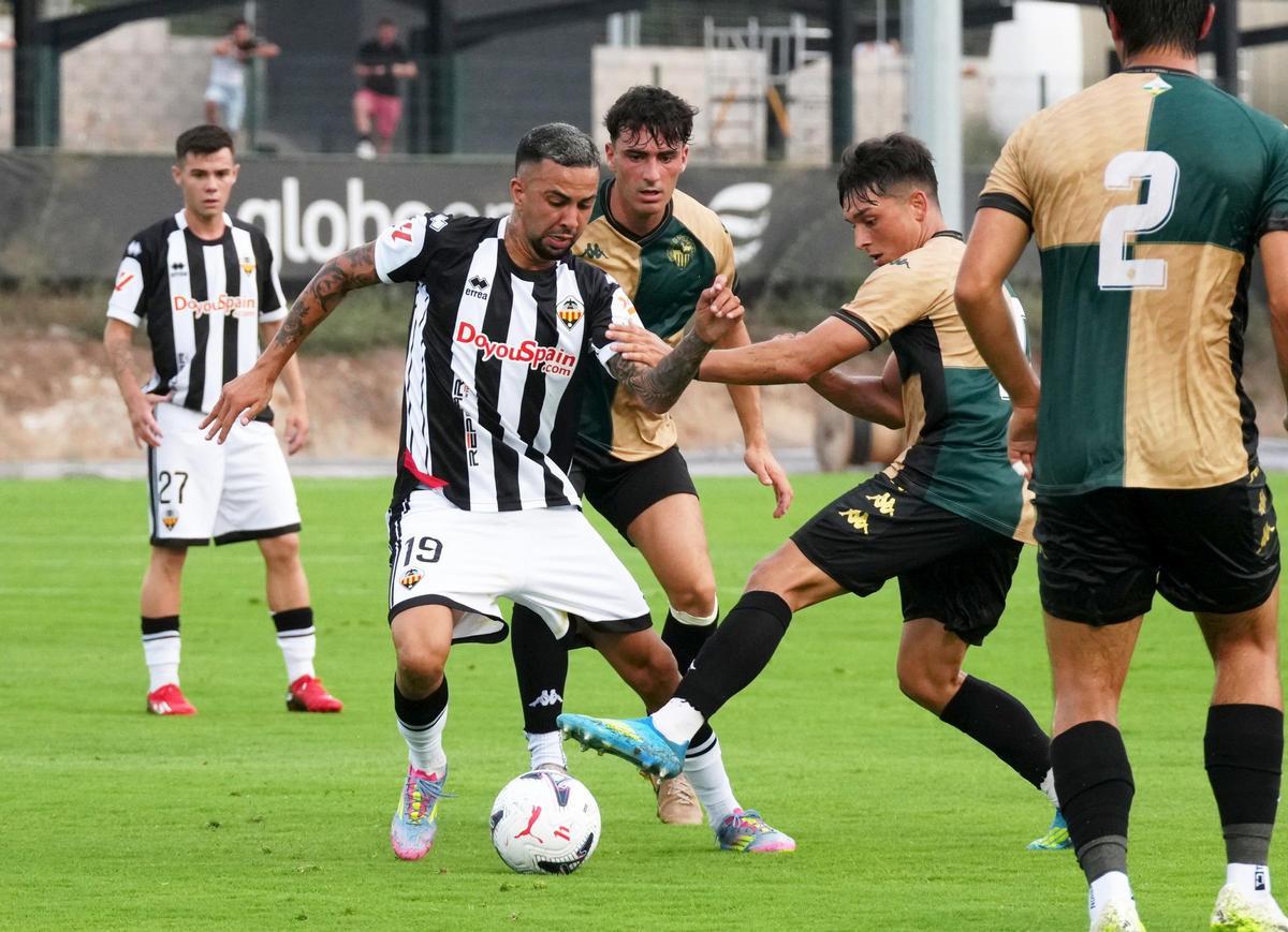 Hamza Bellari regateando a un rival en el primer amistoso frente al Sabadell