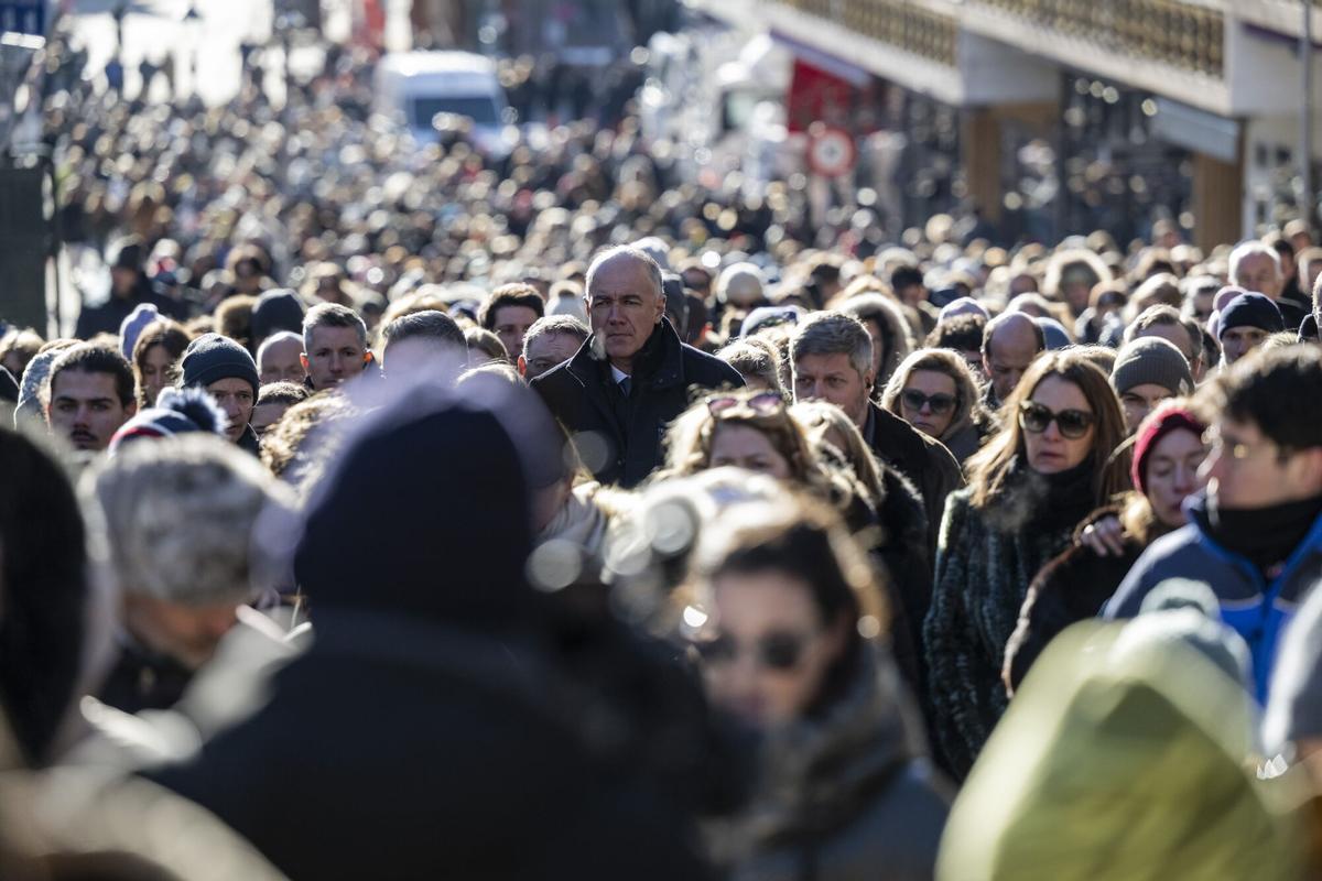 Miles de personas asisten este domingo a una marcha silenciosa por las víctimas del incendio en la discoteca 'Le Constellation', en Crans-Montana, en los Alpes suizos.