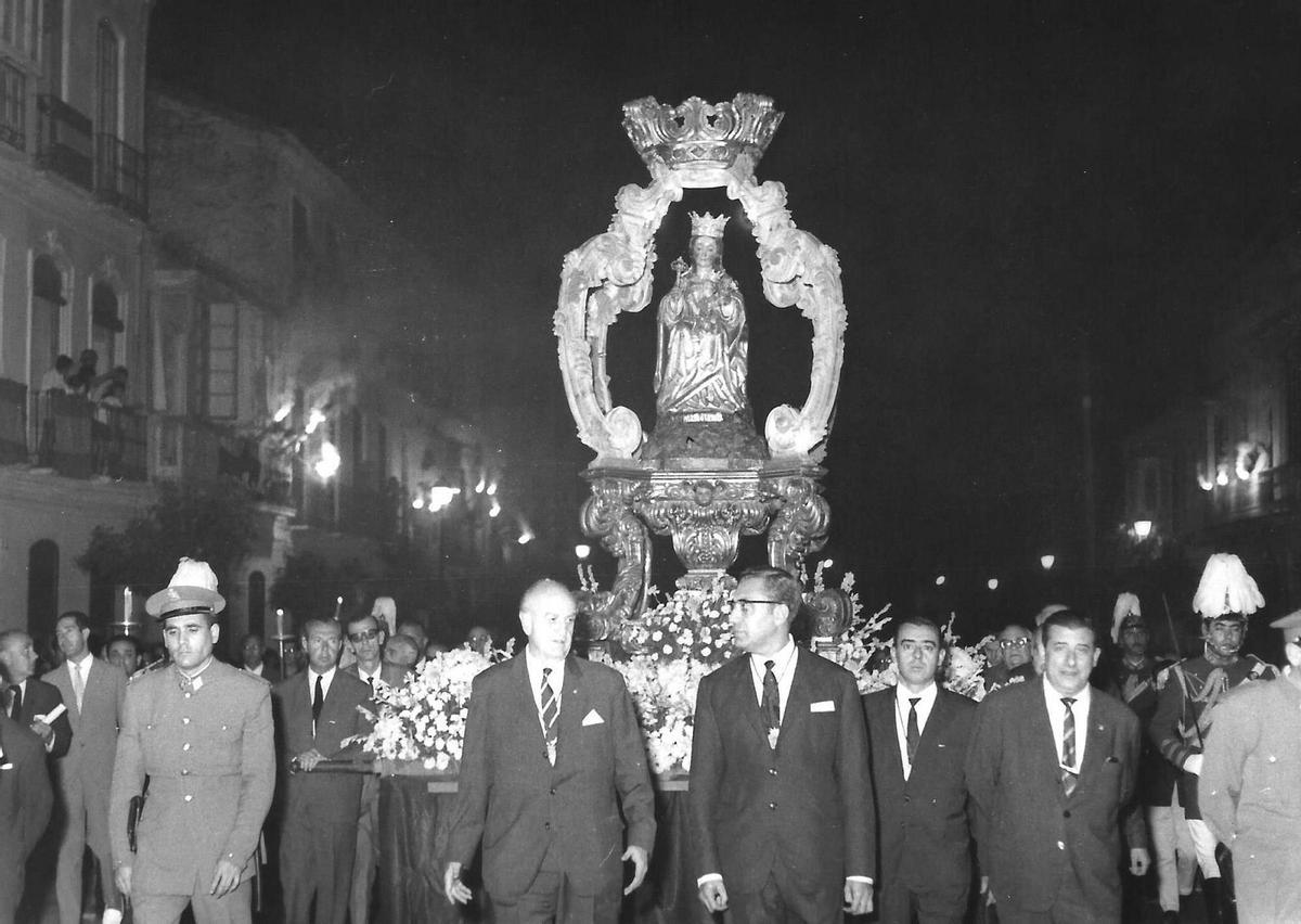 En la procesión de la Virgen de la Victoria de 1965.