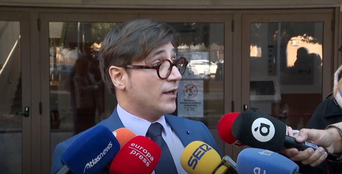 El abogado de una acusación particular en la causa de la dana, Gabriel Rodríguez Saiz, a las puertas de los juzgados de Catarroja.