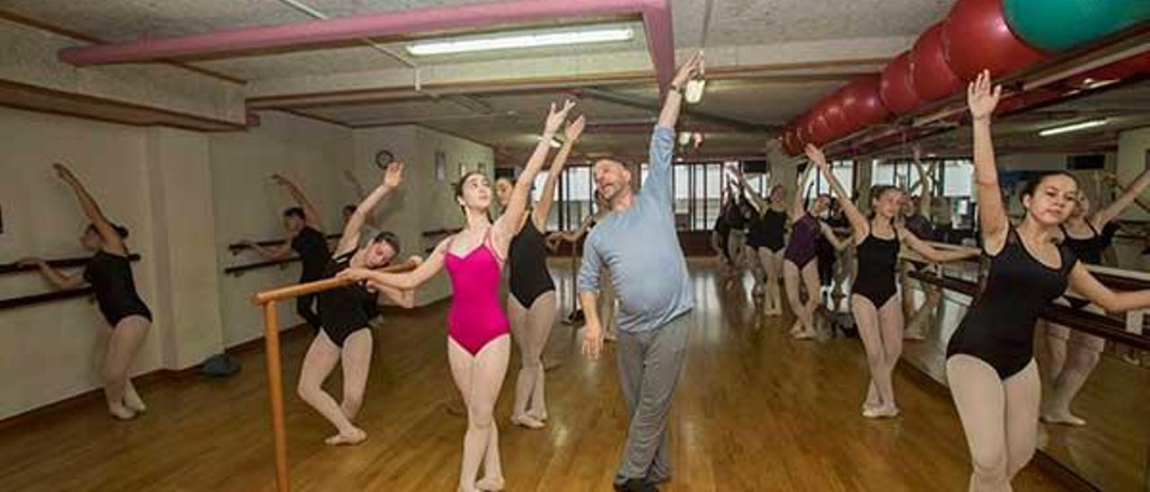 El profesor Juan Polo imparte una clase en la escuela de danza Kiap.  // Cristina Graña