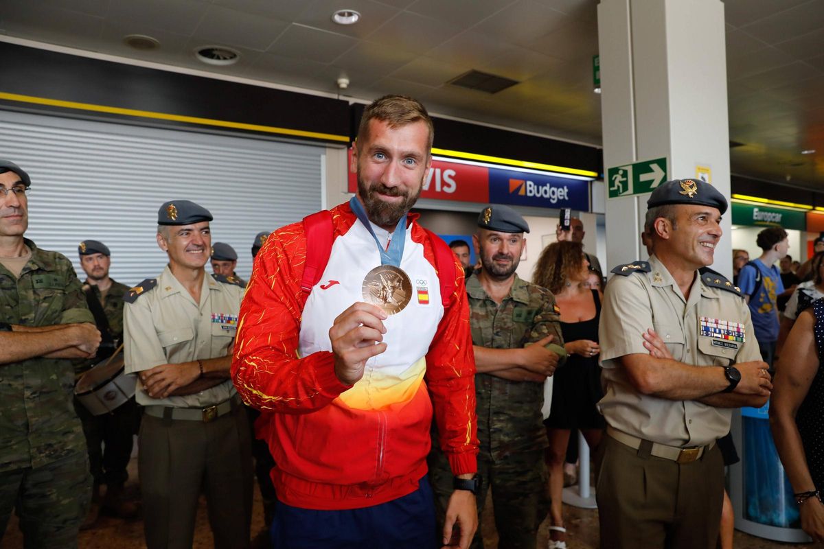Carlos Arévalo, con la medalla tras aterrizas.
