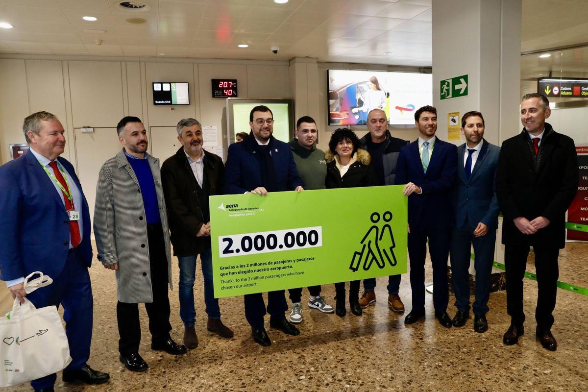 Así fue el recibimiento del pasajero dos millones en el aeropuerto de Asturias.