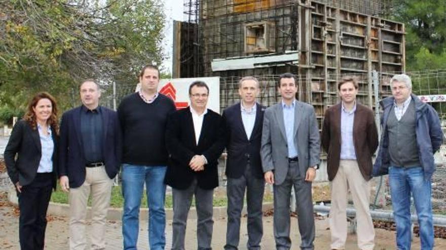 Foto de familia de las autoridades, ayer durante la visita a las obras.