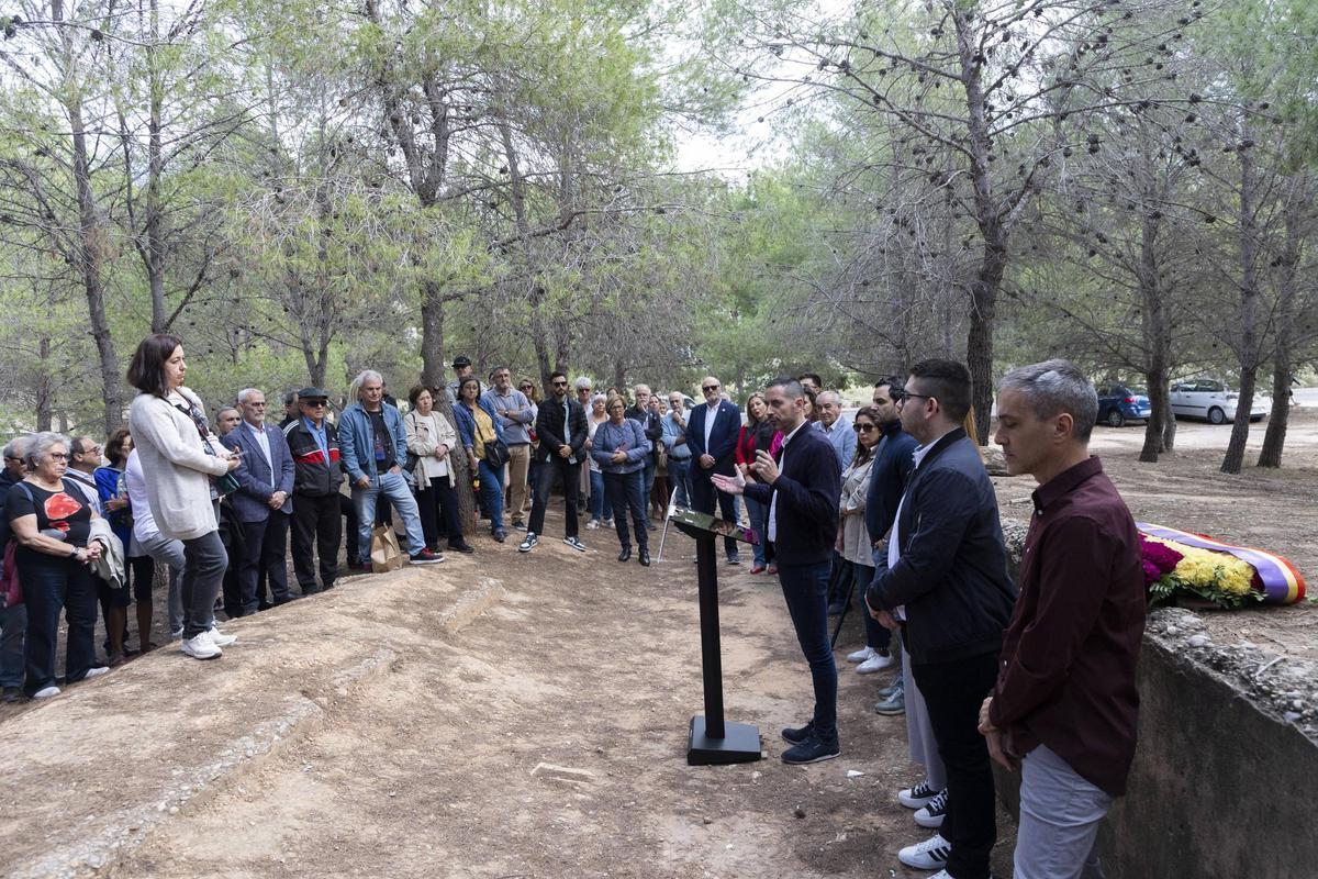 El PSPV de València conmemora el día de Todos los Santos en el Paredón de Paterna