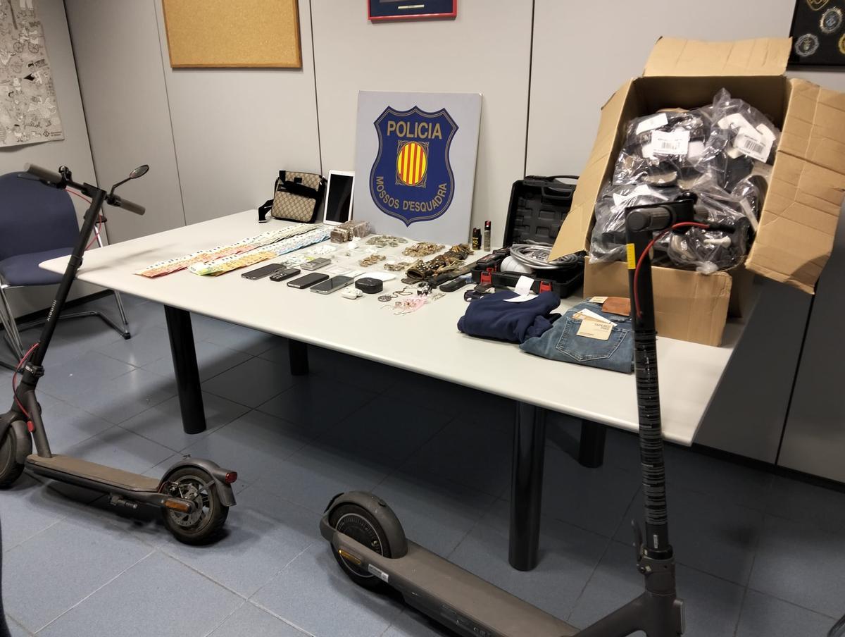 Imagen del material encontrado en el desmantelamiento de un punto de droga en Mataró