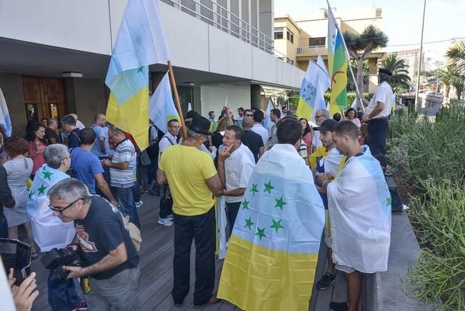 Las Palmas de Gran Canaria 21 Octubre 2016. El presidente del Cabildo, Antonio Morales, leyó un manifiesto en homanaje a.La bandera canaria con siete estrellas verdes que fue izada por primera vez en Gran Canaria en 1961 y causó una gran acogida entre la población, que pronto la asumió como propia como expresión de un sentimiento de identidad y sin ligarla a la reivindicación política con la que había nacido más de medio siglo antes.