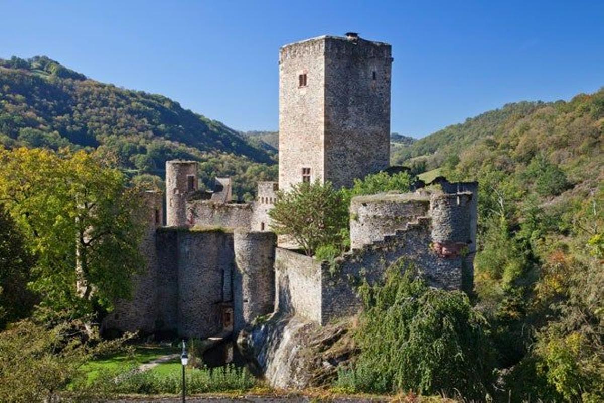 El castillo de Belcastel es del siglo XI y se encuentra a orillas del río Aveyron, en el departamento homónimo.