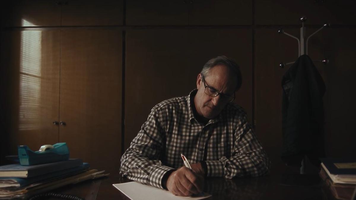 Sergio Fornas, primer edil de Montán, protagoniza el vídeo ‘Mi pueblo en el British’ que recoge el momento en que redacta la carta dirigida a Mark Jones.