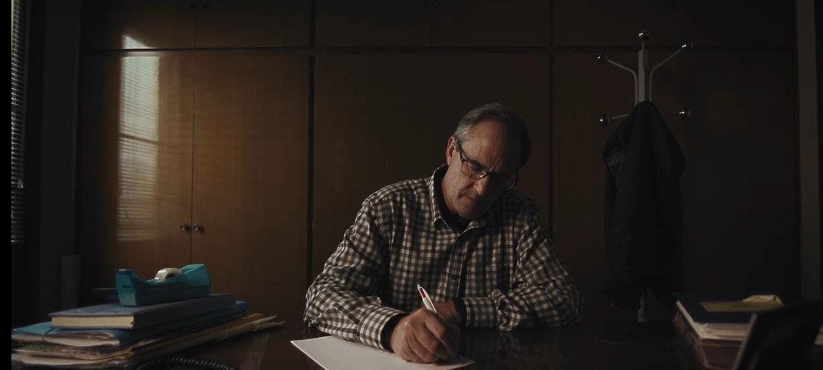 Sergio Fornas, primer edil de Montán, protagoniza el vídeo ‘Mi pueblo en el British’ que recoge el momento en que redacta la carta dirigida a Mark Jones.