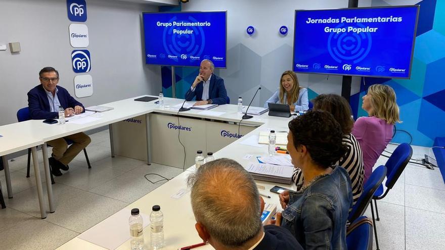 Reunión con el grupo parlamentario del PP en las Cortes de Aragón, con su portavoz, Mar Vaquero, y las portavoces adjuntas, Marian Orós y Ana Marín, y el expresidente del partido, Luis María Beamonte.