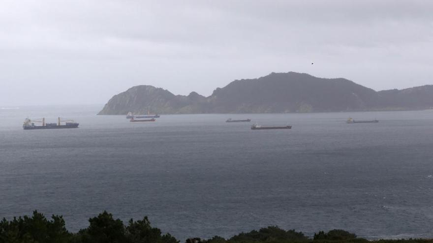 Barcos fondeados en Cíes. // Ricardo Grobas