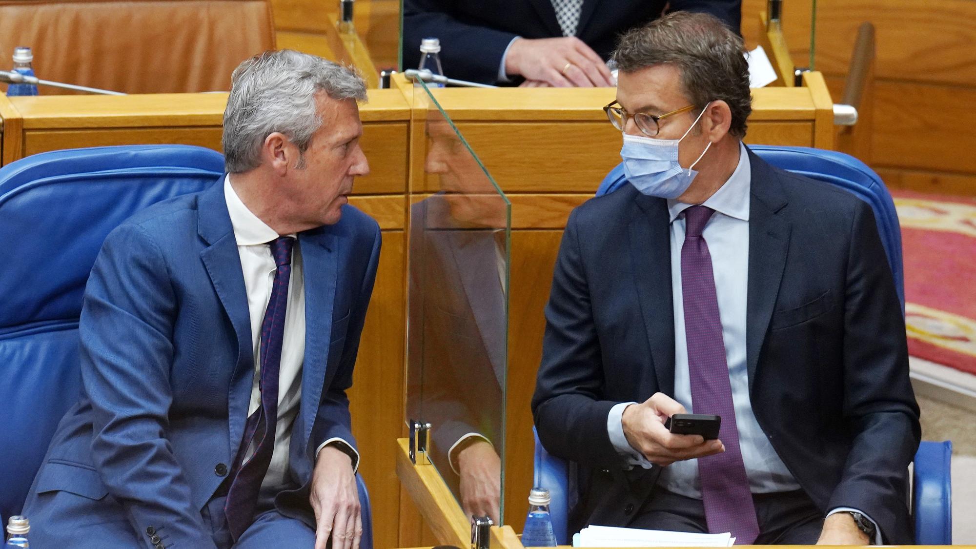 El nuevo presidente de la Xunta de Galicia, Alfonso Rueda, charla con Alberto Núñez Feijóo.