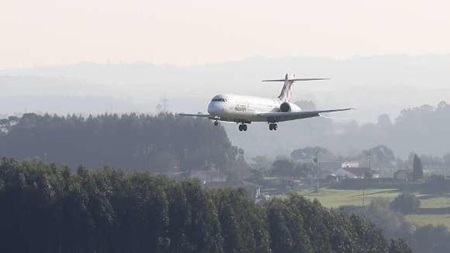 Un avión de Volotea a punto de aterrizar en Asturias.