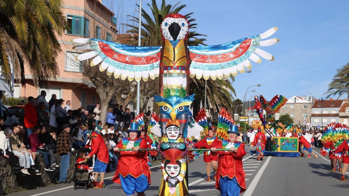 Domingo colorido en Sanxenxo con el desfile de Carnaval