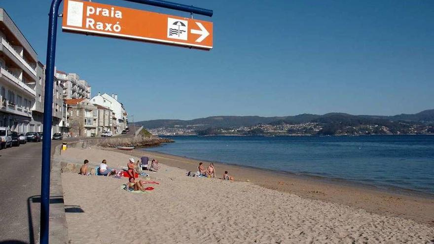 La Playa de Raxó tendrá este año un cartel que recordará que sus aguas son insalubres. // G.S.