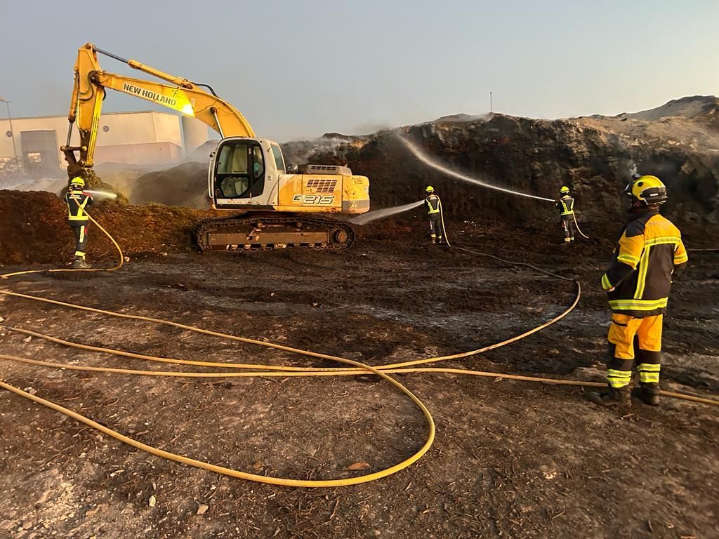 Prosiguen las labores de extición del fuego del vertedero de Formentera