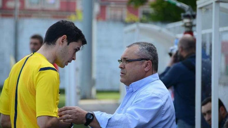 Josiño Abalde se dirige a un colegiado. // Gonzalo Núñez