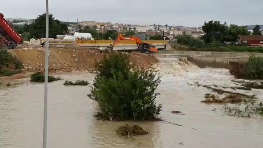 Los trabajos para reconstruir la mota del Segura en Almoradí