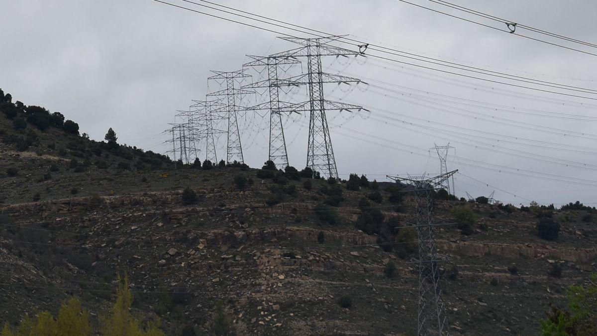 Torres eléctricas en las inmediaciones de la subestación eléctrica de Fraiximeno, en Morella.