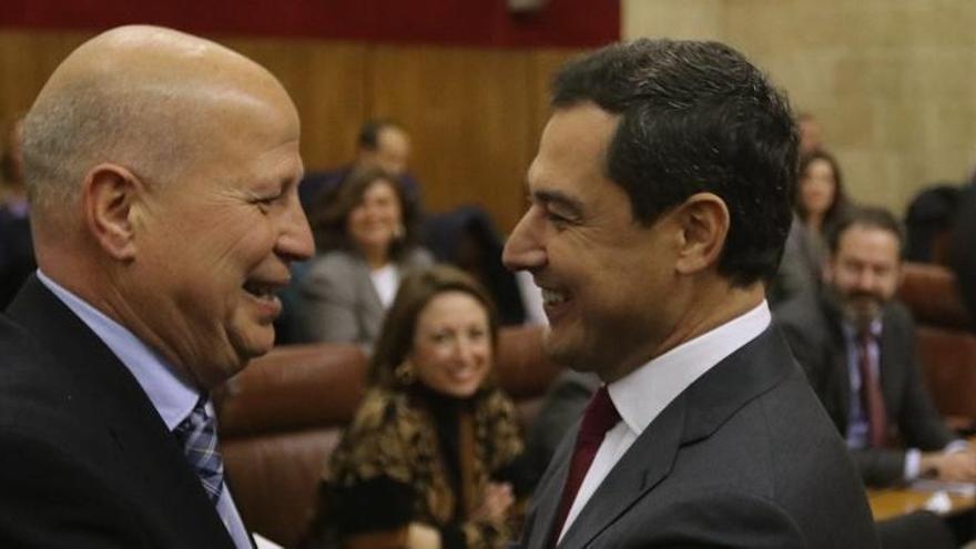 Javier Imbroda felicita a Juanma Moreno en la sede del Parlamento andaluz.