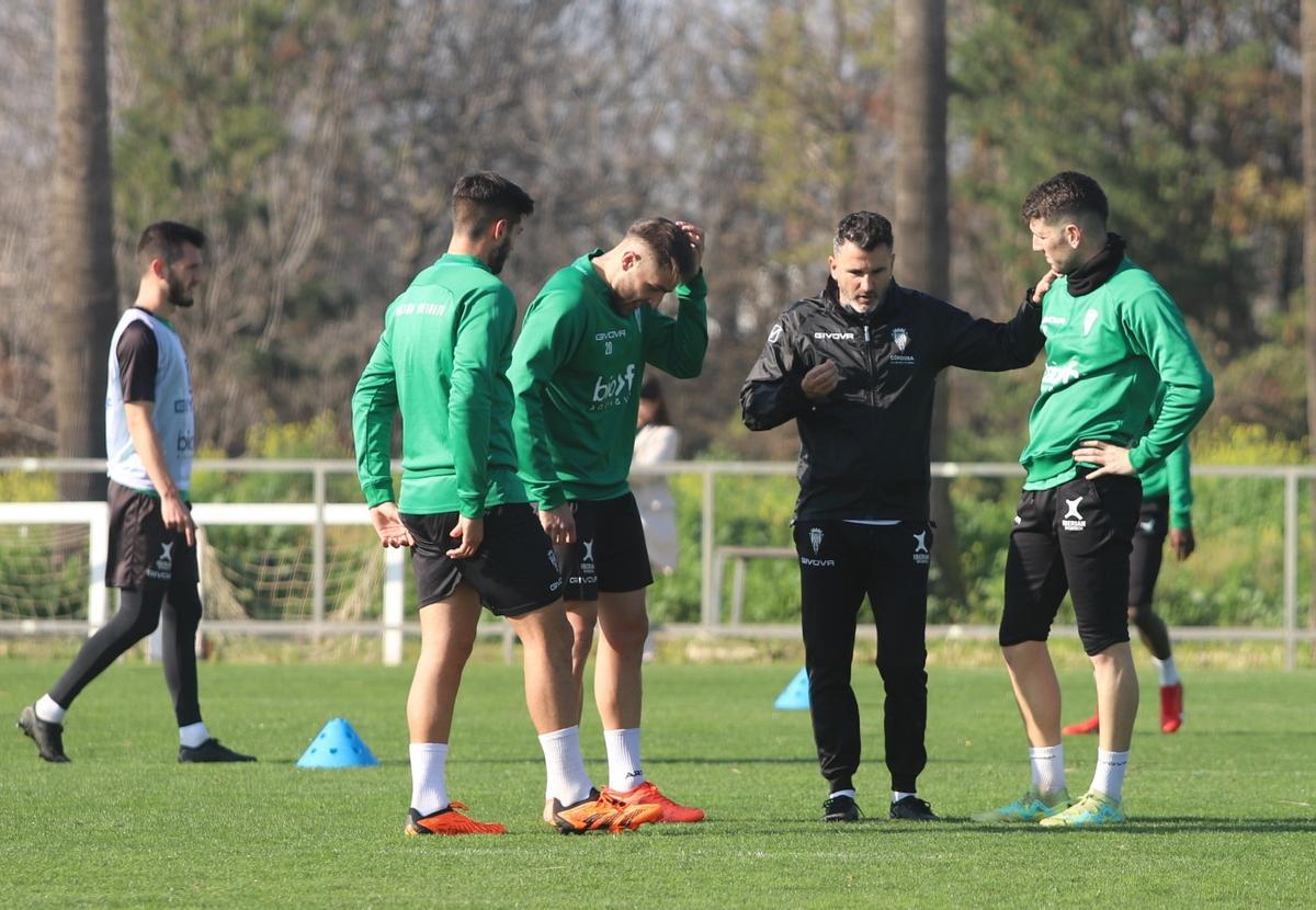 Iván Ania habla con algunos jugadores en un entrenamiento del Córdoba CF, esta semana.