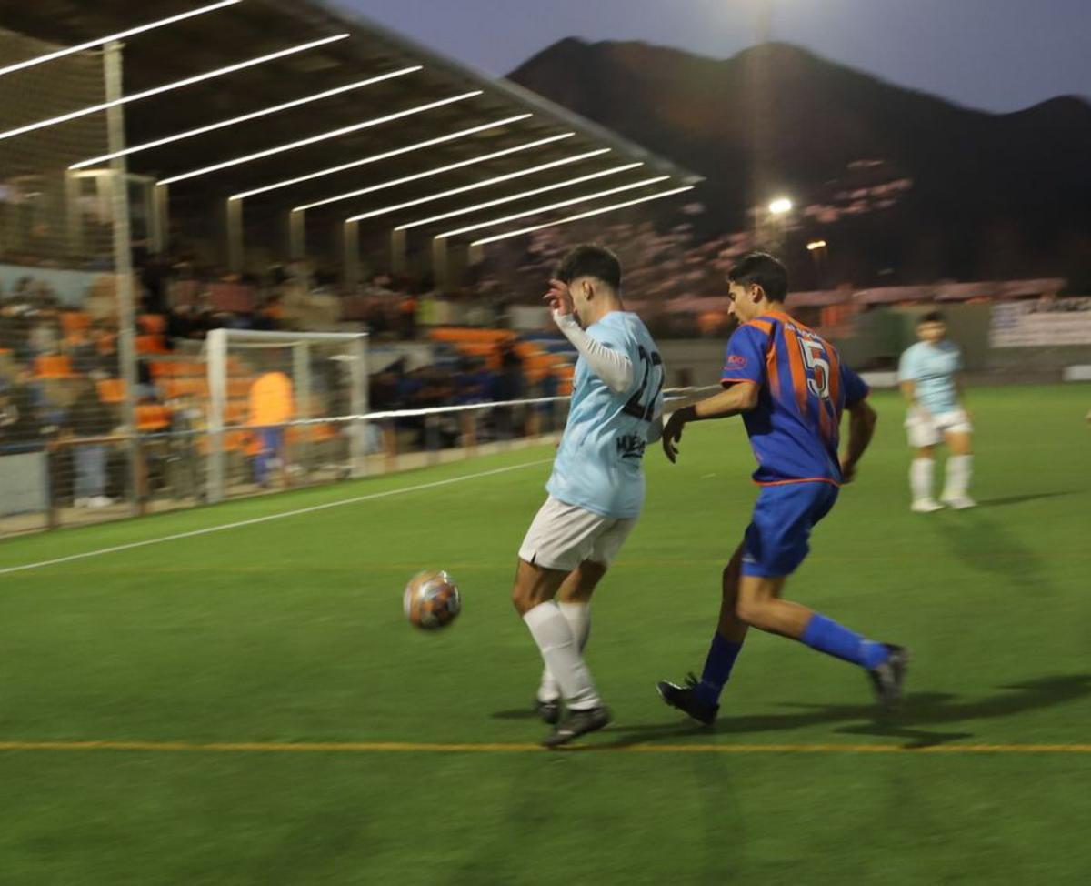 Una jugada del derbi rosinc de filials entre City i AE (1-2). | ARTURO LÓPEZ