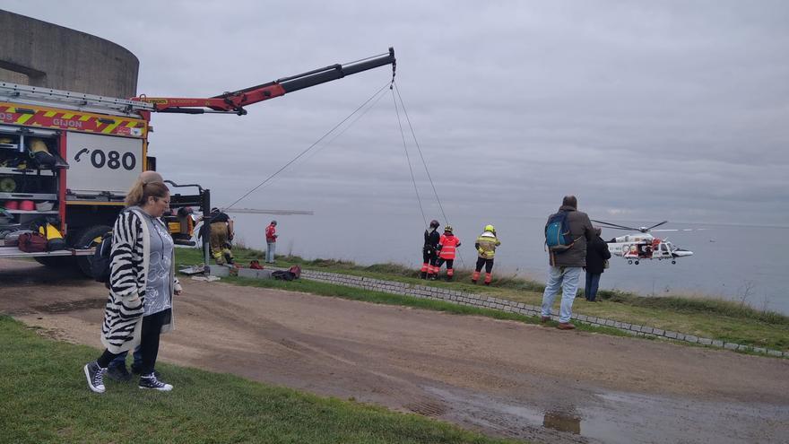 Rescatan con vida a un joven que se precipitó por un acantilado en el cerro de Santa Catalina, en Gijón