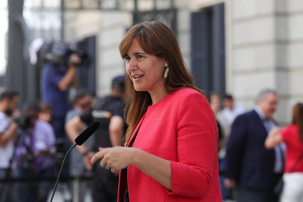 25/07/2019 La portavoz de Junts per CataluÃ±a en el Congreso, Laura BorrÃ¡s, atiende a los medios de comunicaciÃ³n, a las puertas del Congreso de los Diputados, horas previas a la segunda votaciÃ³n para la investidura del candidato socialista a la Presidencia del Gobierno.