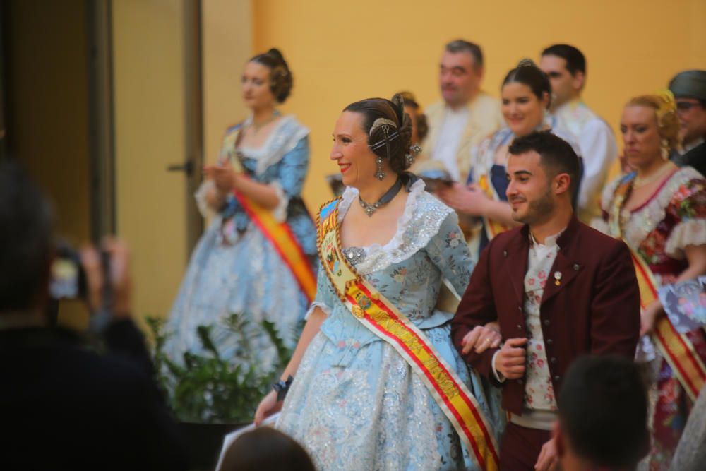 Intercambio de fotos con la fallera mayor e imposición de bunyols d'or