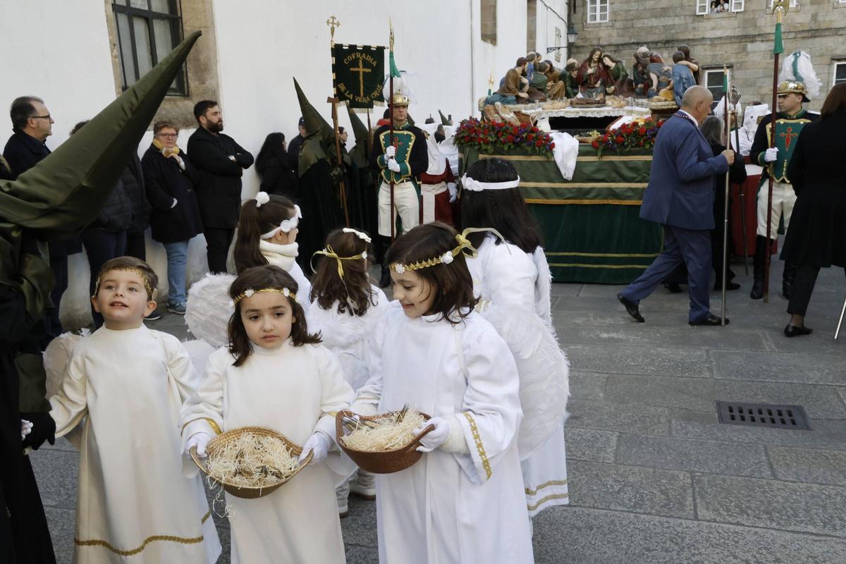 El lavatorio de los pies centra el Jueves Santo y da paso al día con más procesiones de la Semana Santa compostelana El lavatorio de los pies centra el Jueves Santo y da paso al día con más procesiones de la Semana Santa compostelana