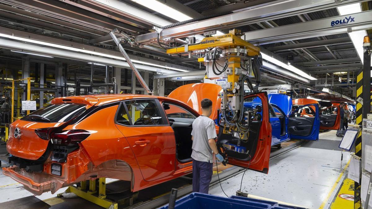 Varios trabajadores en una de las dos líneas de producción de la planta automovilística del grupo Stellantis en Figueruelas. | EL PERIÓDICO