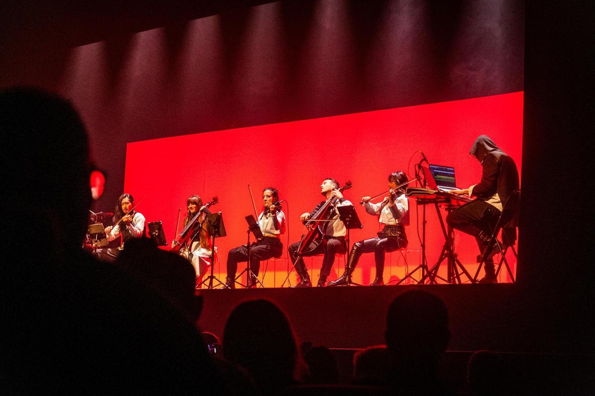 Concert d'E-Strings en la celebració musical dels 18 anys del teatre