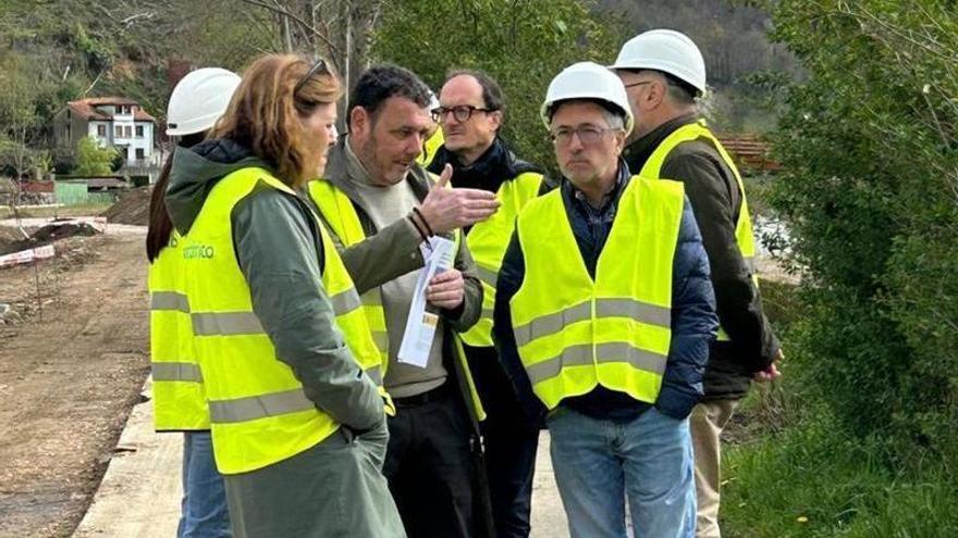 Mejores accesos peatonales a la zona de baños, sendas más anchas y piedra para el mobiliario: las peticiones de Laviana para culminar la recuperación del río en La Chalana