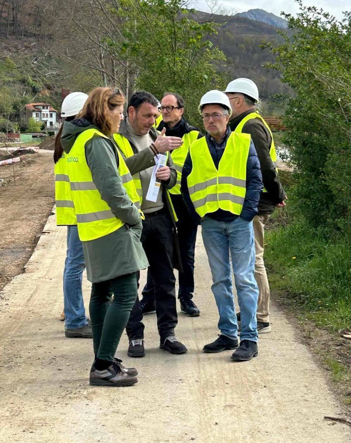 Por la izquierda, Bárbara Monte, Julio García y Hugo Morán, en la visita a La Chalana. |