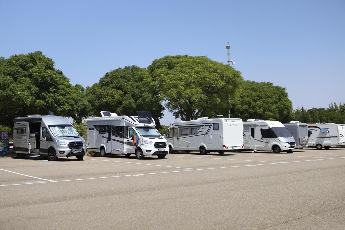 Caravanas situadas en el parking del recinto ferial de Valdespartera para ver el eclipse