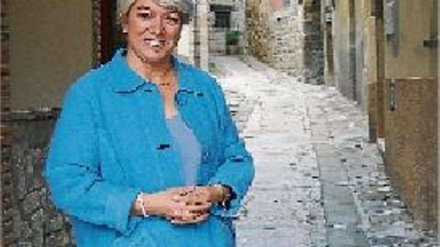 Mercè Valls, en un dels racons del nucli antic de la vila de Torà