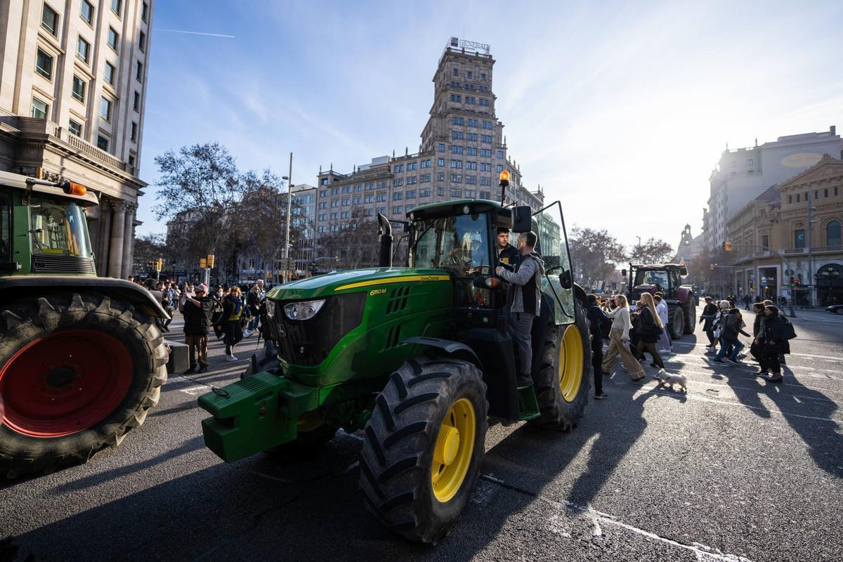 Tractores circulando por la Gran Via de Barcelona