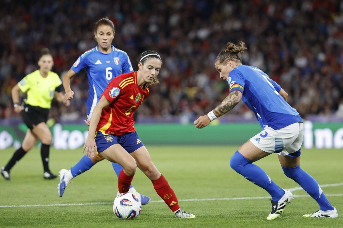 BERNA (SUIZA), 11/07/2025.- La centrocampista de España, Aitana Bonmatí (i), controla el balón ante la defensora de Italia, Elena Linari, durante el partido del Grupo B de la Eurocopa 2025 que disputan hoy viernes las selecciones de Italia y España, en el Estadio Wankdorf, en Berna (Suiza). EFE/ Ana Escobar