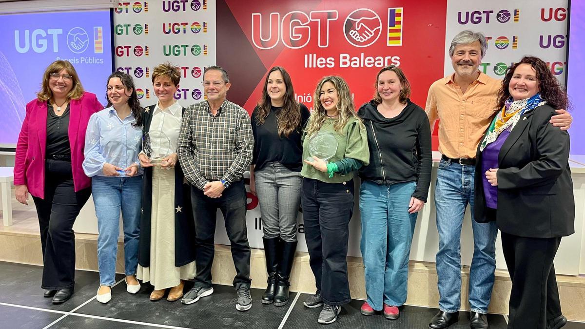 Las galardonadas, junto a los reprsentantes sindicales, agradecieron el premio entregado por UGT